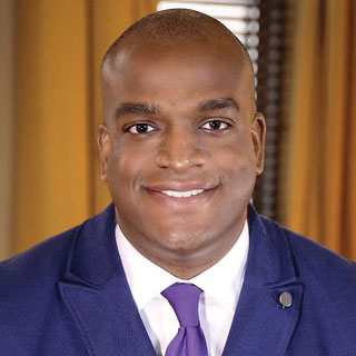 headshot - travis green